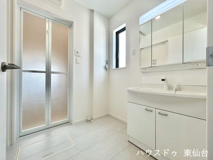 うれしい三面鏡♪小窓もついて断熱性も確保しながらじめじめしがちな水回りもきれいさっぱり快適に過ごせそうです♪
