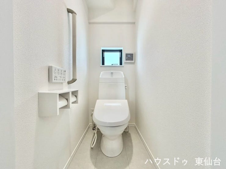 シンプルイズザベストトイレ♪もちろん温水洗浄便座付きです♪温水洗浄便座付きで快適に使えるトイレ空間