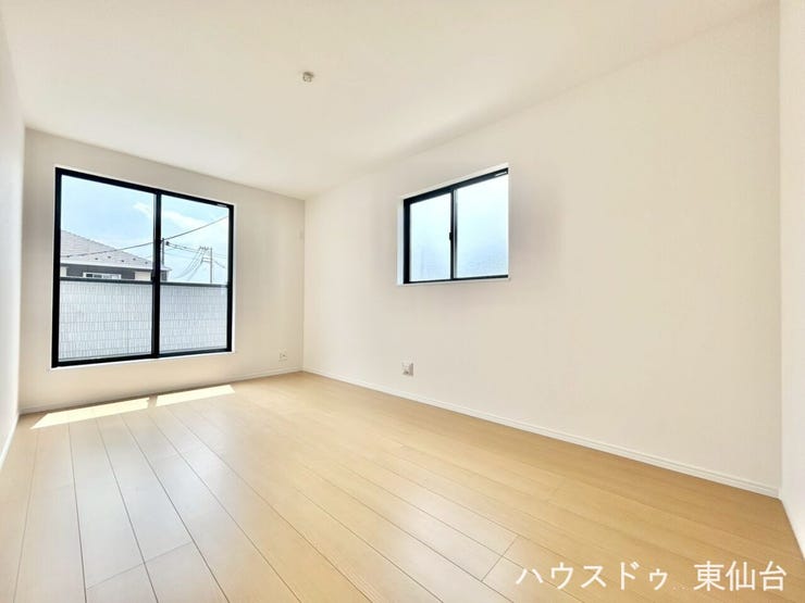 家具の配置がしやすいきれいな形の洋室です♪