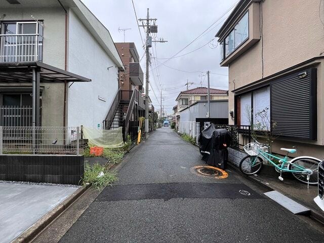 幅員約4mの前面道路です。普通車が1台通れる幅となります。大型車の通行が少ないので、振動や騒音が抑えられます。