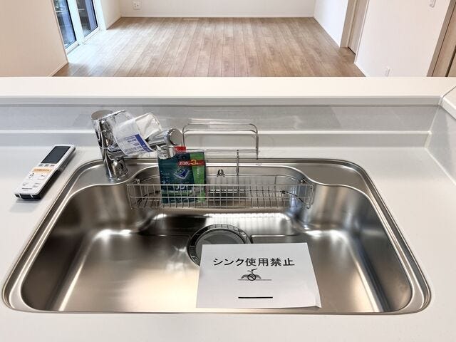 キッチン:錆びや汚れに強いステンレス製のシンクで毎日のお手入れも簡単お手入れも簡単♪奥行きがあるので大きなフライパンなども洗いやすいです。