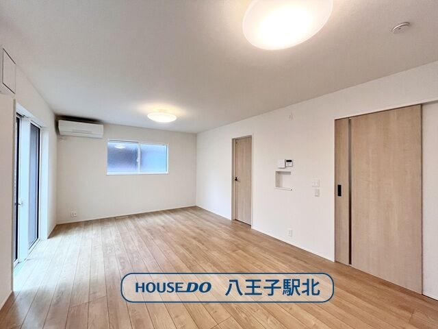 【リビング】
リビング:南向きで日当たり良好のLDK。南側に大きな窓を設置することで明るい空間です。キッチンからリビング全体が見渡せ調理しながら家族と会話も弾みそう。