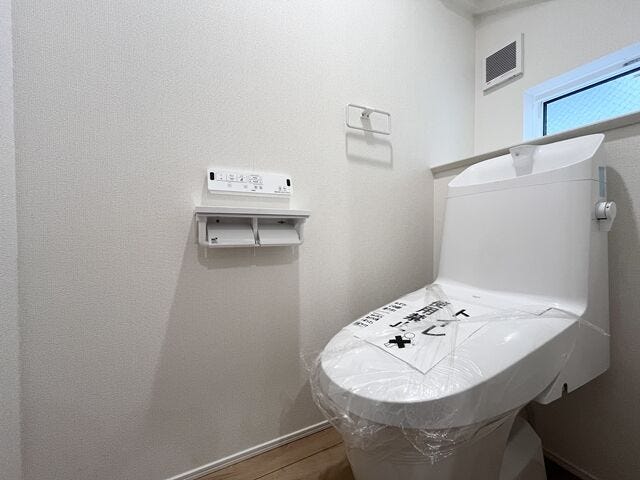トイレ:ホワイトを基調としたシンプルなデザインの清潔感のあるトイレです。タオルハンガーが備え付けられています。