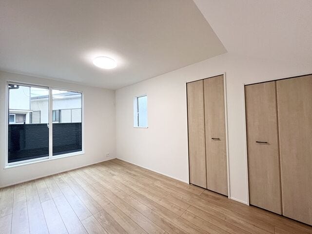7.5帖洋室:南向きのお部屋なので、たっぷりと日差しが降り注ぎます。