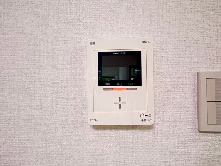 来客の顔を確認できる、安心のモニター付きインターホンを設置しました。防犯性に配慮した設備があるだけで、日々の暮らしに心強さが生まれますね。穏やかな毎日を育める、安全に配慮された住環境となっています。