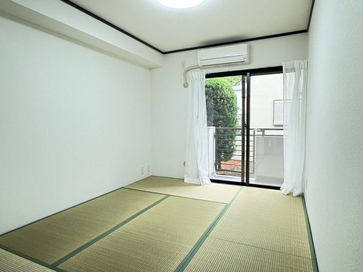 趣ある和室は、リビングとつながることで開放感あふれる空間に。扉を閉めればプライベートな個室として、生活シーンに合わせて柔軟に使い分けられます。日々の暮らしを穏やかに過ごせそうな、やさしいお部屋です。