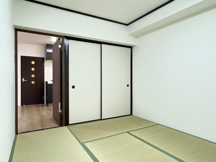 リビングに隣接した和室は、扉を開放すれば広々とした空間として使えます。畳の香りが心地よく、小さなお子様のお昼寝や客間としても重宝する便利な配置です。家族みんながのんびりと寛げる、安らぎの場所ですね。