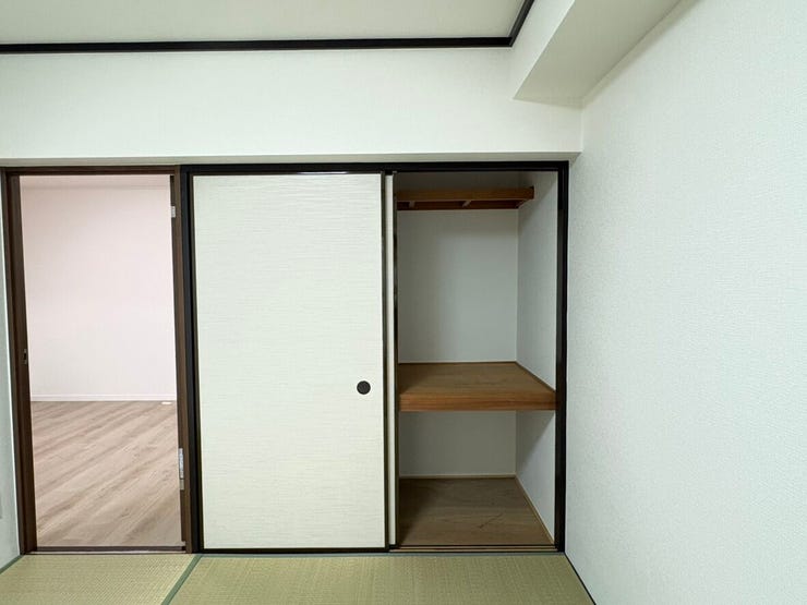 たっぷりと収納できる押入れ付きの和室です。扉で仕切れるため、客間として活用したり趣味の空間にしたりと柔軟な使い方が可能。畳の香りに包まれて、日々の暮らしを大切に過ごせそうなやわらかな印象の部屋です。