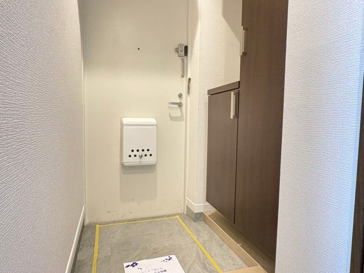 玄関には足元をすっきりと保てるトールタイプのシューズボックスを完備。コンパクトなスペースながら収納力があり、玄関周りをいつも美しく整えられます。日々の帰宅時にほっと安らげる、やさしい空間です。
