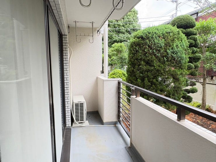 日当たりの良い南向きのバルコニーです。奥行きもしっかりあり、洗濯物を干す際もスムーズに動けます。外には緑の植栽が広がり、ふとした瞬間に四季の移ろいを感じられる、心安らぐ空間となっております。