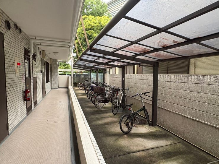 屋根付きの駐輪場があり、雨の日でも自転車が濡れにくく大切に保管できます。敷地内にあるため、お出かけ時の出し入れもスムーズです。家族みんなの自転車もすっきりと収まり、日々の暮らしにゆとりが生まれます。