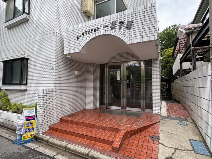 前面道路は交通量が少なく、落ち着いた見通しの良い環境です。住まい周辺の静けさが、穏やかな暮らしをより心地よいものにしてくれます。どんなライフスタイルの方にも馴染みやすい、安定感のある佇まいです。
