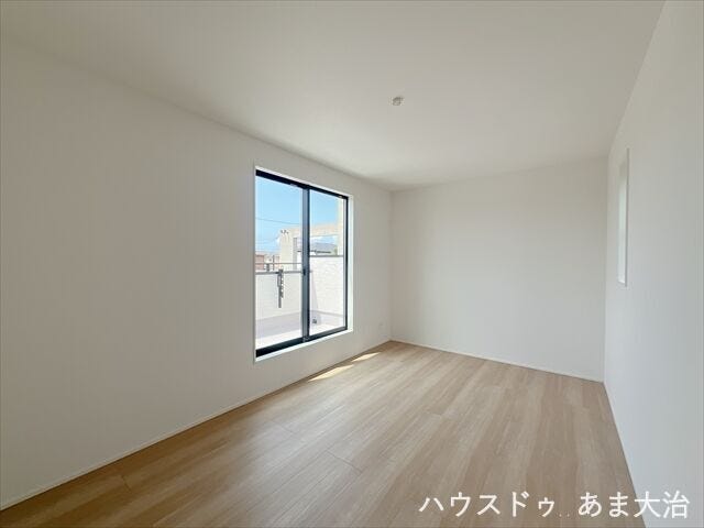 8帖洋室:バルコニーへ出入りが可能な洋室は一番広い洋室で、主寝室にもぴったりです。
