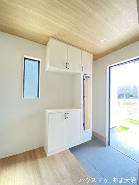 足元に空間のある玄関収納は圧迫感を軽減してくれるので玄関ホール内をより広く感じさせてくれそうですね。