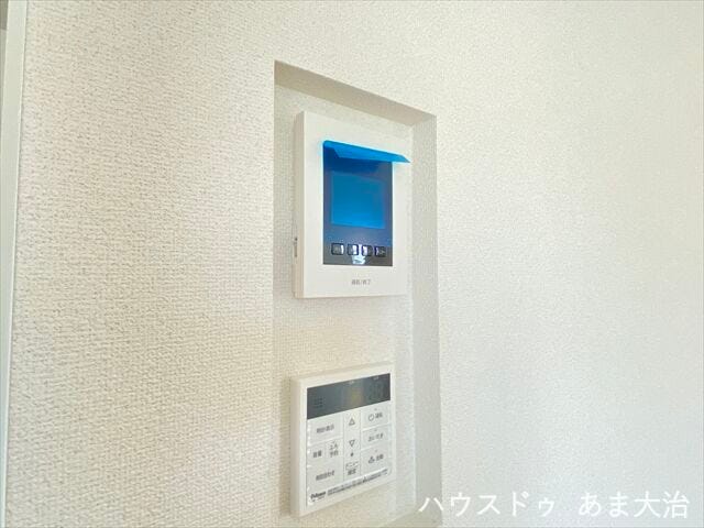 壁のくぼみ部にすっきりと設置されたパネル。