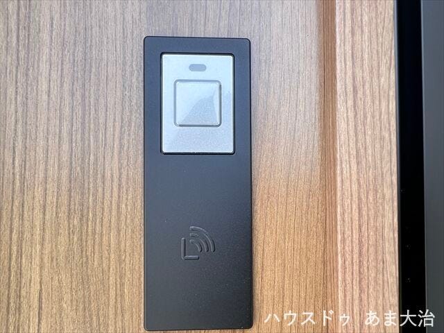 カードキータイプの玄関ドアは両手がふさがっていても鍵の施錠がしやすいですね。
