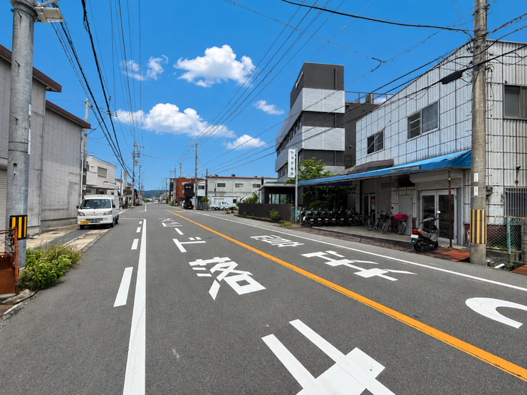 駐車も楽々、視認性の良い道路沿いです♪