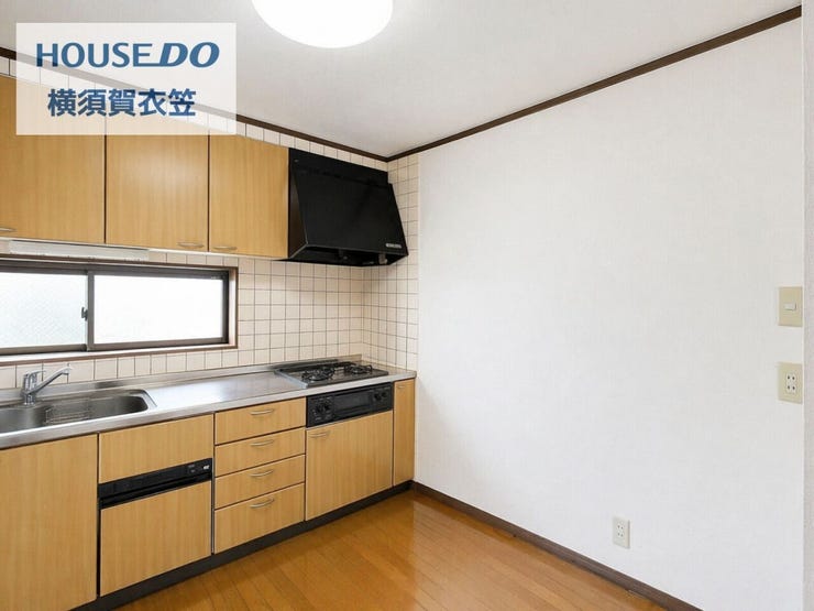 使い勝手のよい壁付けキッチンです。収納力と作業性のバランスがよく、ダイニングスペースも確保しやすいため、毎日の調理や配膳もスムーズに行えます。