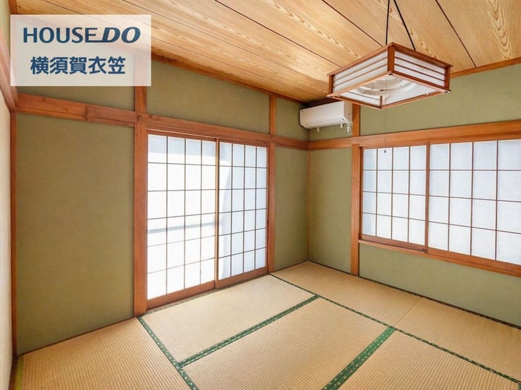 木のぬくもりが伝わる和室です。障子越しのやさしい光が室内を包み、畳の心地よさとともに落ち着いた時間を演出。客間やくつろぎの場としても活用できます。