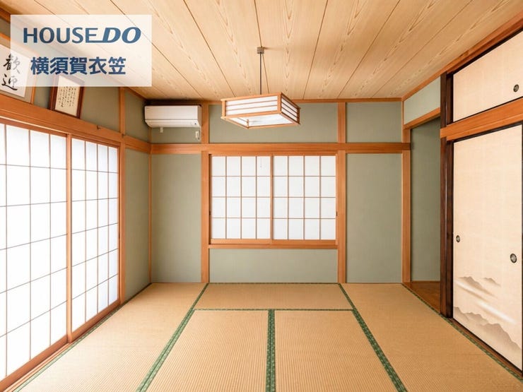 広がりを感じる和室は、和の趣を大切にした落ち着きある空間です。障子や木部の意匠が美しく、居住用はもちろん来客時のおもてなし空間としても魅力的です。