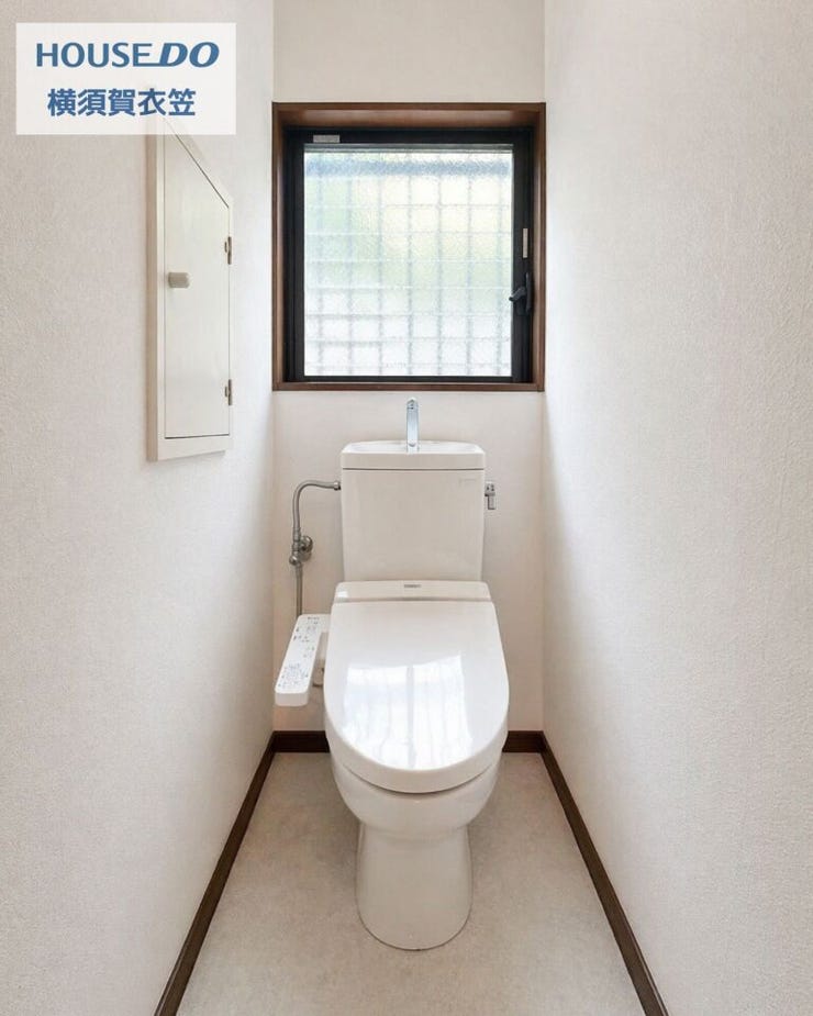 窓付きで明るさと換気性に配慮されたトイレです。温水洗浄便座付きで毎日快適に使用でき、シンプルで清潔感のある空間に整えられています。