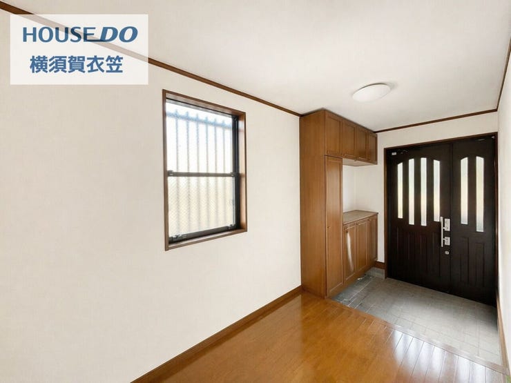 ゆとりある玄関ホールは、窓から自然光が差し込み明るい印象です。収納付きで靴や小物も整理しやすく、すっきりとした迎え入れ空間を保てます。