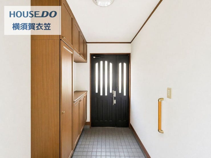 収納力のある下足入れを備えた玄関です。奥行きにもゆとりがあり、毎日の出入りがしやすい設計。明るさも確保され、清潔感のある空間です。