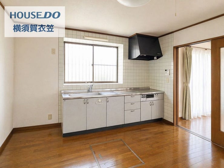ダイニングキッチンはゆとりある広さが魅力です。窓付きで換気もしやすく、隣接する居室とのつながりにより、暮らしの動線もスムーズに整います。