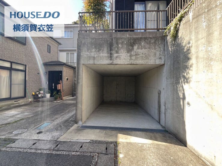 高低差を活かして設けられた掘り込み車庫は、雨風を受けにくい構造で大切な愛車をすっきり収められ、前面スペースにもゆとりが感じられます。