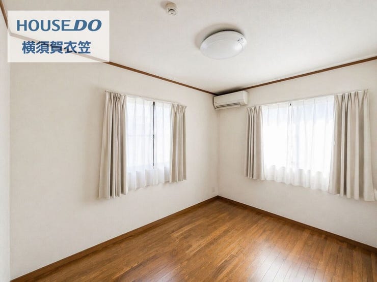 すっきりとした洋室は、寝室や子ども部屋に使いやすい広さです。収納も備わっており、生活スペースを広く確保しながら、整った室内環境を保ちやすい一室です。