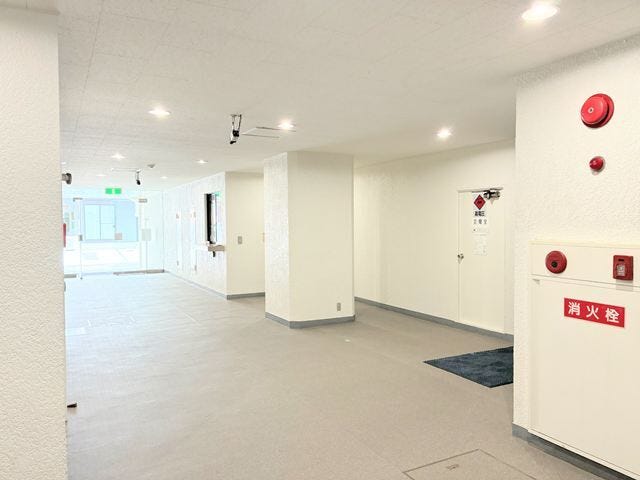 明るいダウンライトが優しく出迎える、広々として開放的なエントランスホール。
