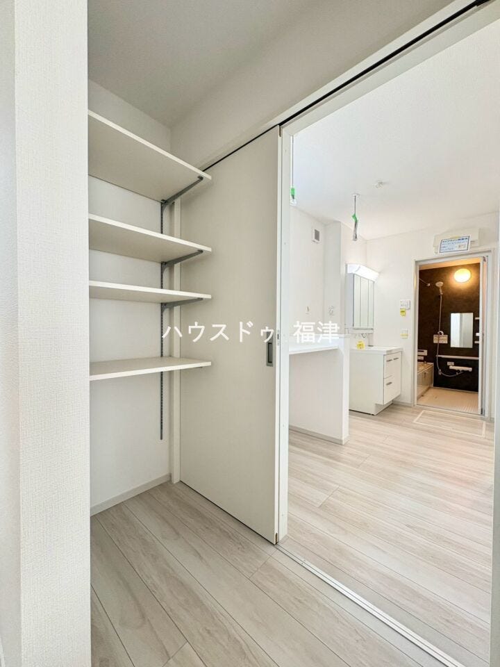 調理家電やお皿など、乱雑になりがちなキッチンを
すっきりまとめてくれるパントリー付き!
キッチンを広々と使うことができます。
《古賀市今の庄1丁目 新築戸建》