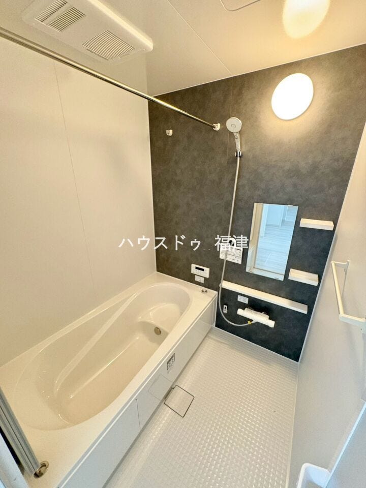 ゆとりある空間が1日の疲れを取ってくれるバスルーム。
空間も浴槽もゆったりのびのび使えます。
広く感じるゆとり設計で上質な癒し空間をお届け。
《古賀市今の庄1丁目 新築戸建》