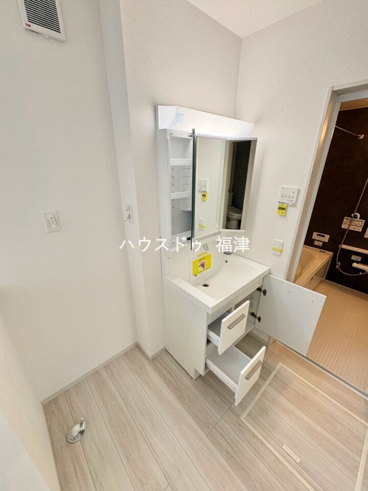 ハイバックタイプの洗面台!
水垢や石鹸カスなどの汚れが溜まりにくく、
お手入れも容易です♪
《古賀市今の庄1丁目 新築戸建》