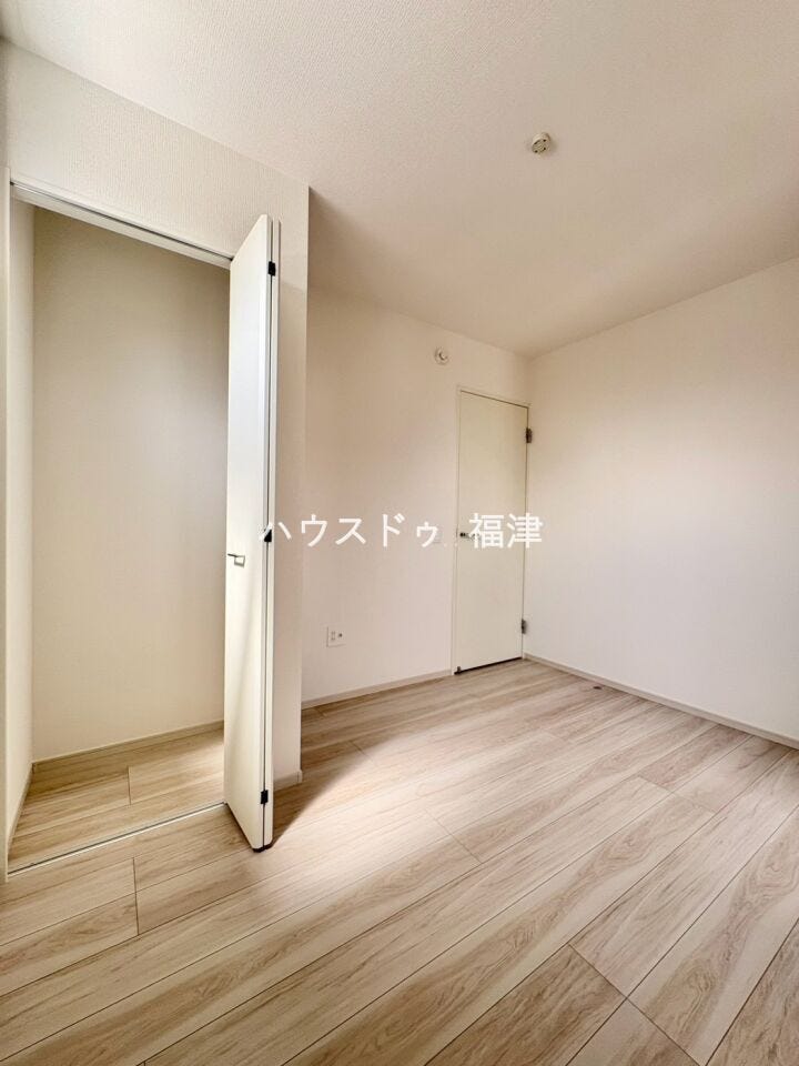 約4.8帖の洋室です♪
全居室収納付き!お部屋が綺麗に保てます。
《古賀市今の庄1丁目 新築戸建》