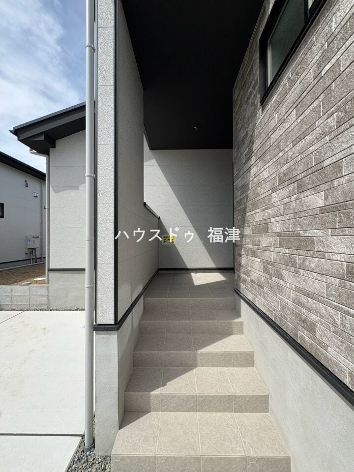 壁のある玄関ポーチです。雨風や日差しを遮り、
ベビーカーや自転車置き場、植物を飾る場所として使えます♪《古賀市今の庄1丁目 新築戸建》