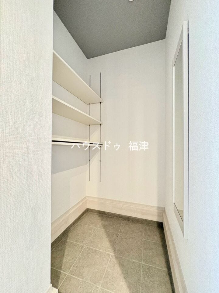 シューズインクローク付き!
鏡付きでお出かけ前に全身チェックできます♪
《古賀市今の庄1丁目 新築戸建》