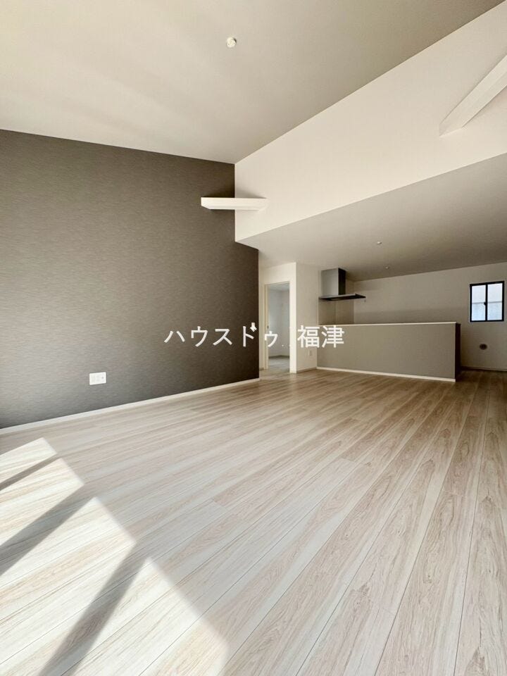 広々としたリビングは、ホワイトと木目調の内装。
落ち着いた雰囲気に包まれて、
ゆったりと家族団らんのひとときを過ごせます♪
《古賀市今の庄1丁目 新築戸建》
