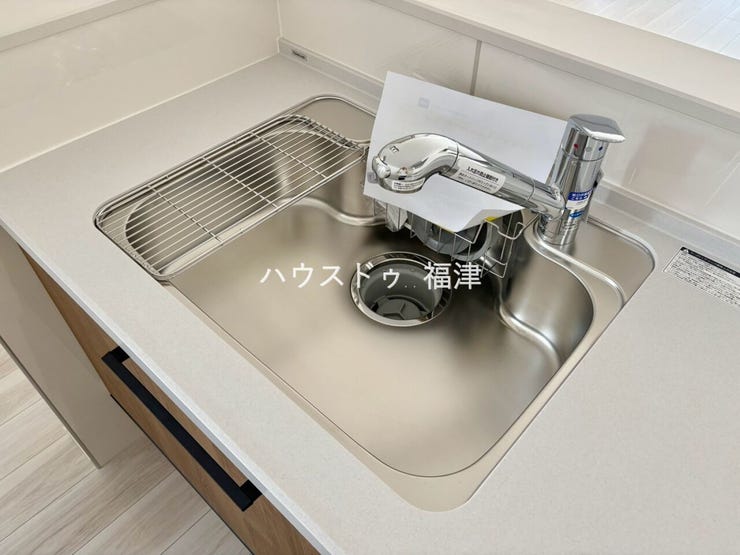 大きめのシンクで洗い物のストレス削減!
蛇口の先端に浄水器を内蔵しているため場所をとりません。
《古賀市今の庄1丁目 新築戸建》