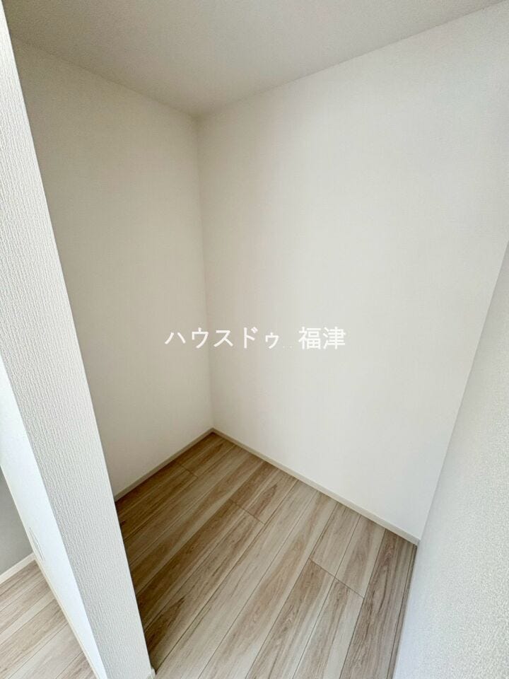 ウォークインクローゼットを完備。
お子様のアルバムや、趣味の道具・季節物の家電製品など、
お荷物が多い方でも安心のスペースです♪
《古賀市今の庄1丁目 新築戸建》
