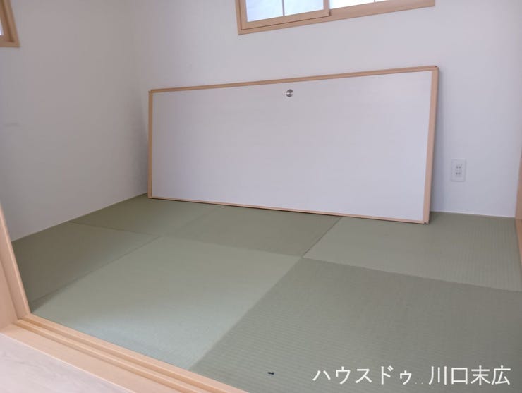 モダンな縁なし畳を採用した和室空間。お子様の遊び場やちょっとしたお昼寝スペースとして、多様なライフスタイルに柔軟に対応する多目的ルームです。