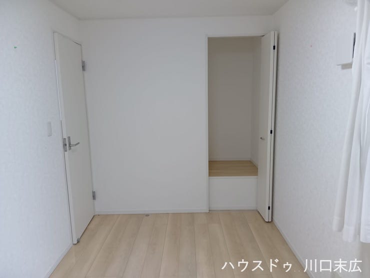 プライベートな時間を穏やかに過ごせる独立した洋室。寝室や書斎、ホビールームなど、ライフステージの変化に合わせて多目的に活用できる空間です。