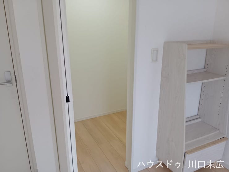季節物の衣類や大型の荷物もまとめて収納できる大容量のウォークインクローゼットを完備。居住空間に物が溢れず、美しい室内環境を維持できます。