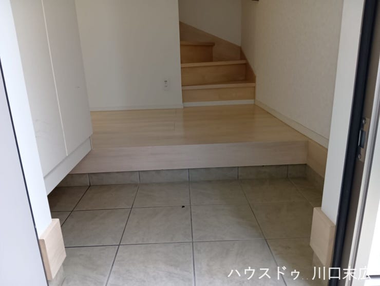 訪れる人を優しく迎える、すっきりとした玄関スペース。段差を抑えた設計で、ご年配の方から小さなお子様までスムーズに出入りできるアプローチです。