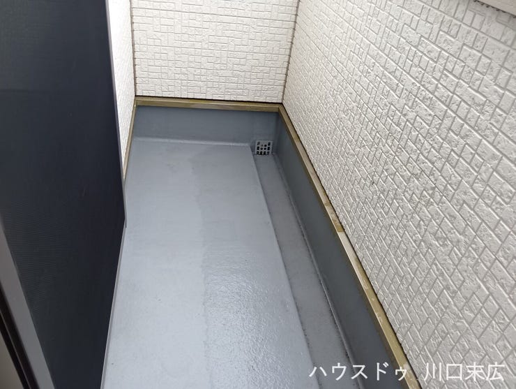 風通しが良く、洗濯物をしっかりと干せるバルコニー。外の空気を身近に感じられるプライベートな外部空間として、気分転換の場にも適しています。