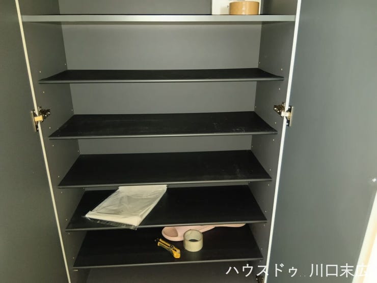 高さを調整できる可動棚を採用した大容量のシューズボックス。家族全員の靴をすっきりと収納でき、常に整理された美しい玄関周りをキープします。