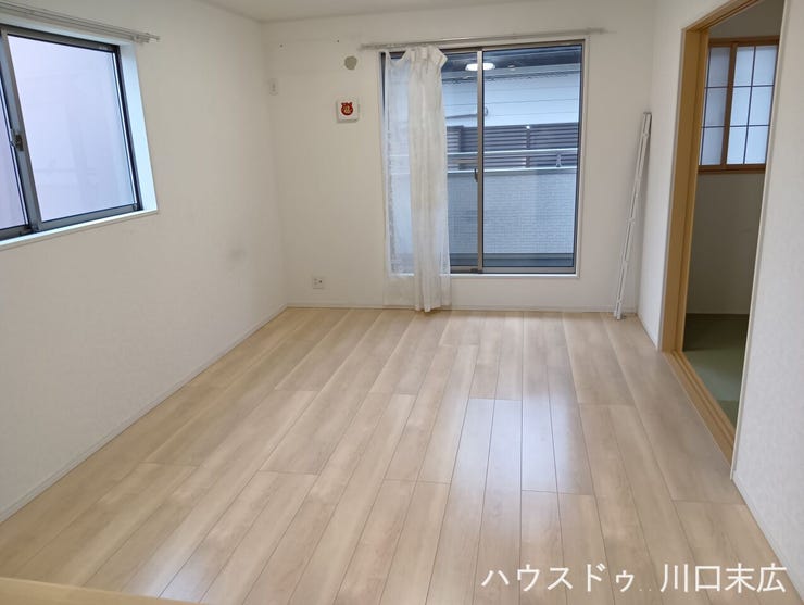 家族の憩いの場となるリビング空間。隣接する和室を開放することで、より一体感のある広々とした寛ぎのスペースとしてフレキシブルに活用できます。