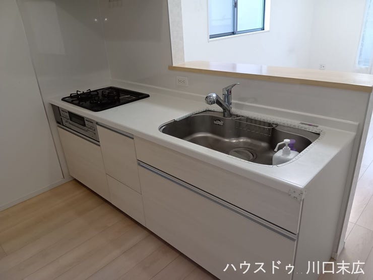 会話が弾む対面式のシステムキッチンを採用。リビングを見渡しながら調理ができ、ご家族とのコミュニケーションを大切にするライフスタイルに寄り添います。
