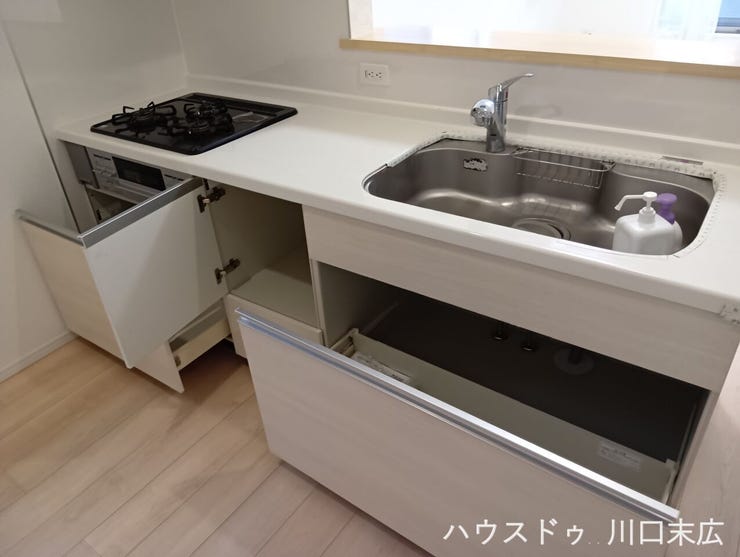 スライド式の引き出し収納を備えたシステムキッチン。奥にしまった調理器具も取り出しやすく、整理整頓された美しいキッチンスペースを保ちます。