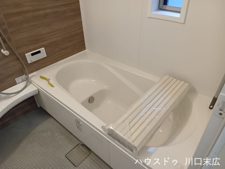 木目調のアクセントパネルが落ち着きを演出するユニットバス。ベンチタイプの浴槽は半身浴も楽しめ、一日の疲れを癒やすリラクゼーション空間です。